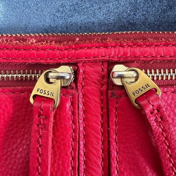 Gorgeous genuine leather red crossbody Fossil purse - Picture 6 of 8